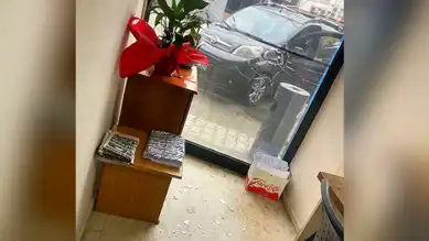 Burhaniye'deki AK Parti Binası Taşlandı